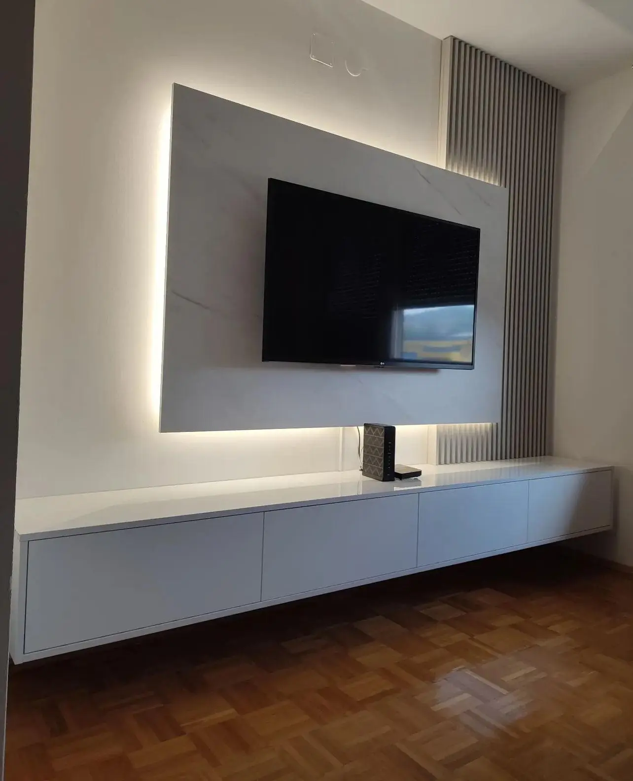 TV-Wand mit Marmor und LED
